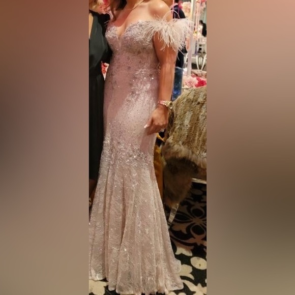 Mac Duggel cream color with sequence and feather off the shoulder - Picture 5 of 9